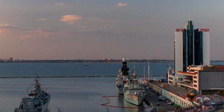 Украинские СМИ сообщают о крупном пожаре в Черноморске Одесской области