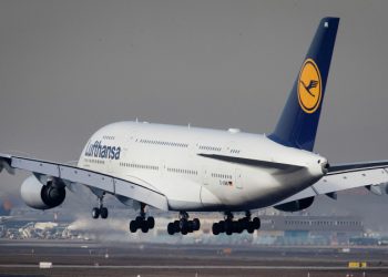 В аэропорту Берлина из-за экоактивистов приостановили рейсы