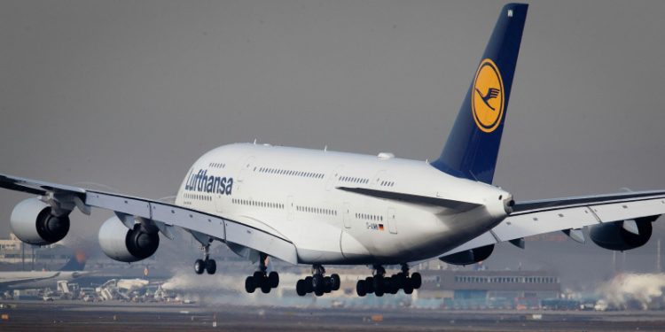 В аэропорту Берлина из-за экоактивистов приостановили рейсы