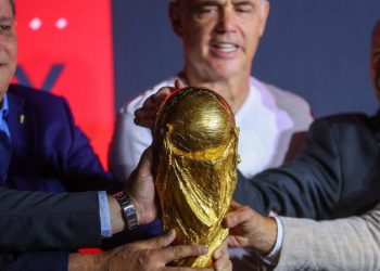 В Катаре конфисковали около 100 поддельных кубков мира по футболу