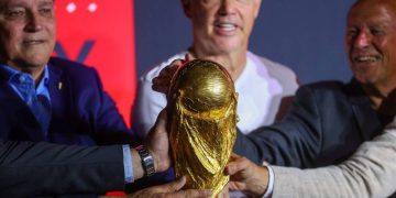 В Катаре конфисковали около 100 поддельных кубков мира по футболу