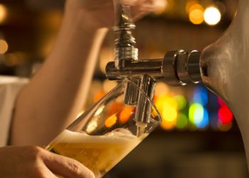 Во французских барах подорожало пиво, пишут СМИ