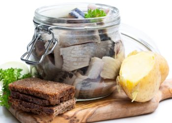 Зачем добавлять цедру лимона в маринад к селедке: хитрость кулинаров