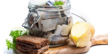 Зачем добавлять цедру лимона в маринад к селедке: хитрость кулинаров