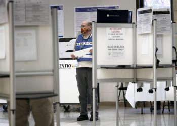 Захарова считает, что избирательная система США в кризисе