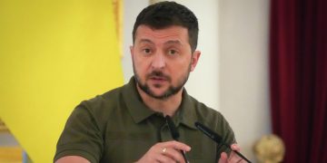 Зеленский заявил, что Киев и Варшава расследуют падение ракет