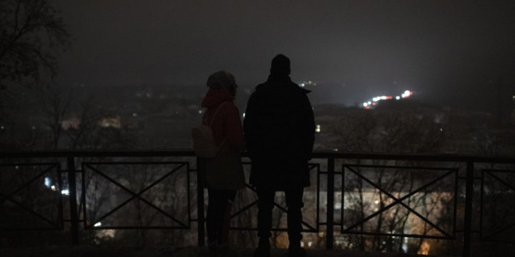 Жители Киева перекрыли путь трамваю в знак протеста против отключений света