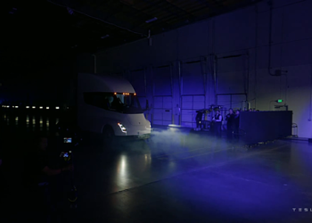 Илон Маск представил новый грузовик Tesla