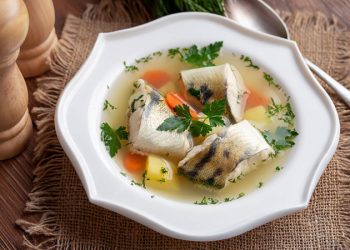 30 минут на кухне: нежная и сытная уха из налима