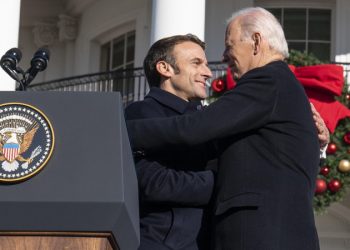 Байден подарил Макрону зеркало