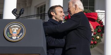 Байден подарил Макрону зеркало