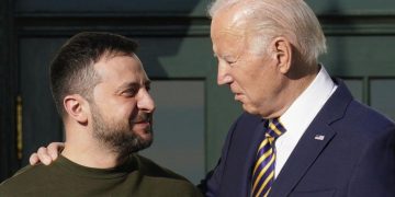 Байден заявил Зеленскому, что Россия хочет «использовать зиму как оружие»