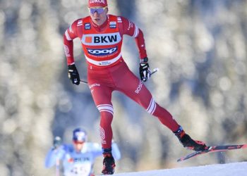 Большунов одержал победу в классической разделке на 15 км на этапе Кубка России