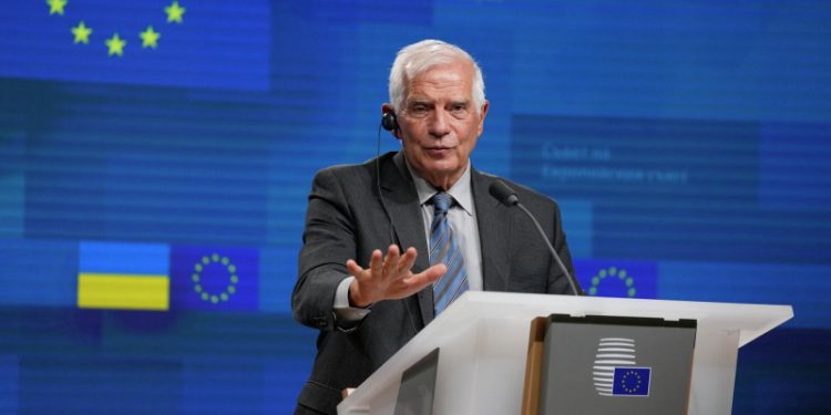 Боррель отверг возможность прекращения военной помощи Украине