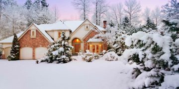 Чем опасен снег для дачи: проблемы, о которых многие не догадываются