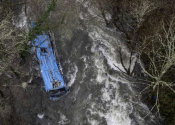 Число погибших при падении автобуса в реку в Испании выросло до семи