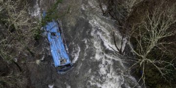 Число погибших при падении автобуса в реку в Испании выросло до семи