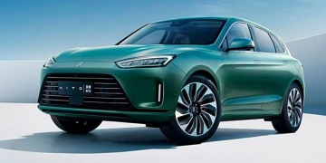 В России стартовали продажи гибридного кроссовера Aito M5