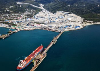 ЕК: введение лимита цен на нефть из России предполагает переходный период