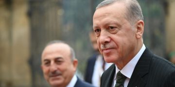 Эрдоган заявил, что не намерен оставлять друзей в своей партии