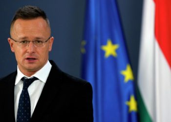 Глава МИД Венгрии заявил, что потолок цен на нефть вредит экономике ЕС