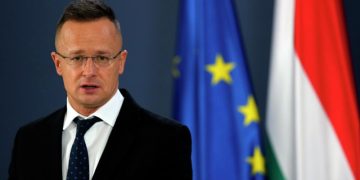 Глава МИД Венгрии заявил, что потолок цен на нефть вредит экономике ЕС