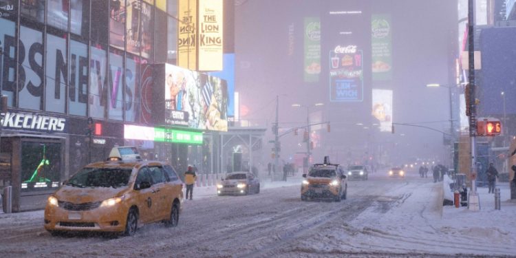 Из-за снежной бури в США погибли девять человек, сообщили СМИ