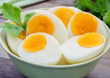 Яйца не вытекут при варке и очистятся легко: 2 простые хитрости