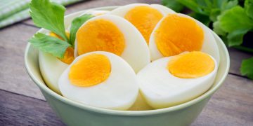 Яйца не вытекут при варке и очистятся легко: 2 простые хитрости