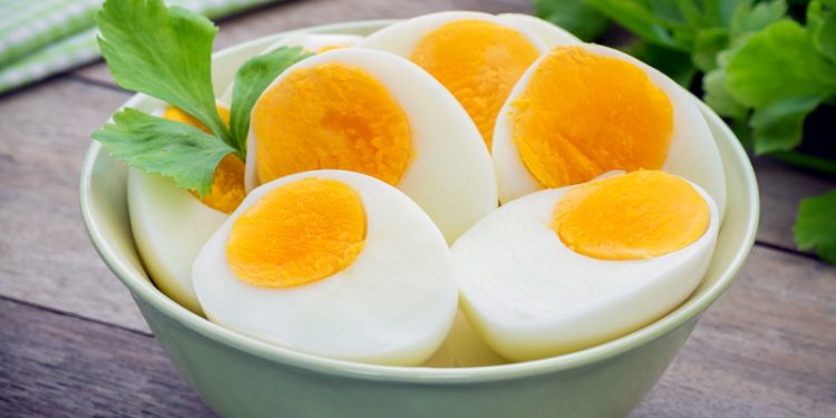 Яйца не вытекут при варке и очистятся легко: 2 простые хитрости