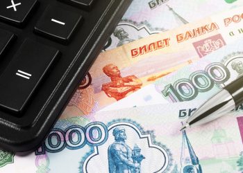 Юрист объяснил, кому не положена повышенная оплата работы в новогодние праздники