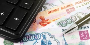 Юрист объяснил, кому не положена повышенная оплата работы в новогодние праздники