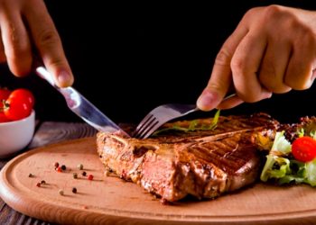 Как сделать любое мясо сочным при жарке: простая хитрость с одной добавкой