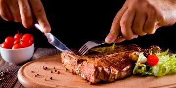 Как сделать любое мясо сочным при жарке: простая хитрость с одной добавкой