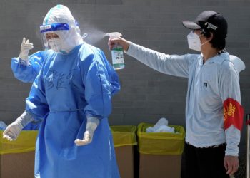 Китай сообщил о значительном смягчении антиковидной политики