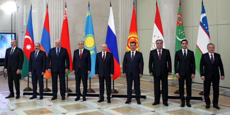 Лидеры стран СНГ получили в подарок к Новому году символические перстни