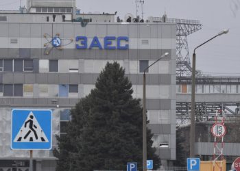 Макрон заявил о намерении позвонить Путину для обсуждения темы ЗАЭС