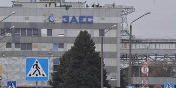 Макрон заявил о намерении позвонить Путину для обсуждения темы ЗАЭС