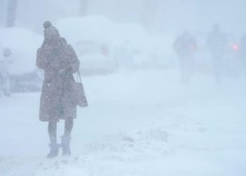 Миллион домохозяйств в США остались без света из-за бурана, пишут СМИ