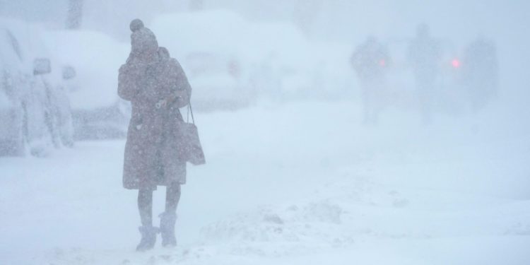 Миллион домохозяйств в США остались без света из-за бурана, пишут СМИ