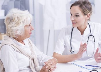 Минздрав призвал врачей избегать безразличия и фраз-провокаторов