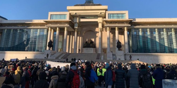 Монгольские женщины разделись на морозе в знак протеста против хищений угля