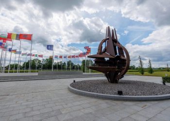 НАТО имеет все шансы развалиться изнутри, считает Слуцкий