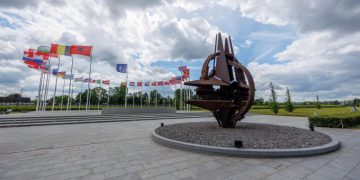 НАТО имеет все шансы развалиться изнутри, считает Слуцкий