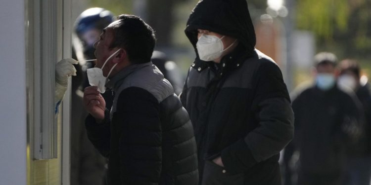 Пик заболеваемости COVID-19 в Китае может наступить в январе, пишут СМИ