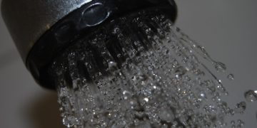 Премьер Саксонии заявил, что моется по две минуты ради экономии энергии