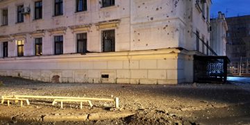 При обстреле Ворошиловского района Донецка повреждено здание института
