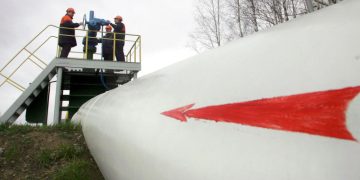 Россия сохранит объем прокачки нефти через Украину, заявили в МИД