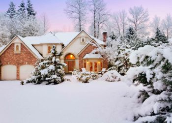 Россиянам рассказали, как получить компенсацию за ущерб от снега на даче