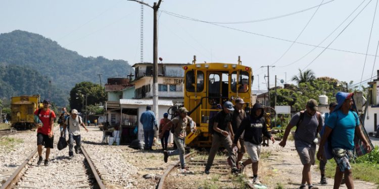 СМИ: более 20 тысяч мигрантов из Мексики ждут в приютах въезд в США